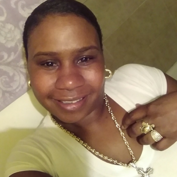 Meet your Posher, Lakeysha. Everything sanitized - Picture 2 of 5